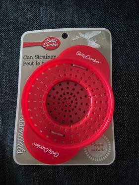 92913 Betty Crocker Essentials - Red Plastic Can Strainer Brand New