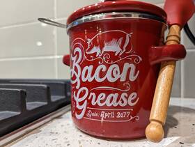 Branded 744759282385 46oz Bacon Grease Container Durable With Strainer And Silicone Spatula Farmhouse R