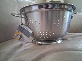 12bs246ss Brookstone 5 Quart German Colander Stainless Steel