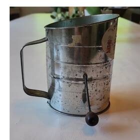 010500020 Cromwell Bromwell 3 Cup Galvanized Metal Hand Crank Flour Sifter Vintage Usable Decor 010500020 Cromwell Bromwell 3 Cup Galvanized Metal Hand Crank Flour Sifter Vintage Usable Decor