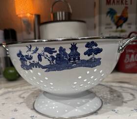 5-14005-2040 Johnson Bros. Vintage Blue Willow 3 Quart Colander New Strainer