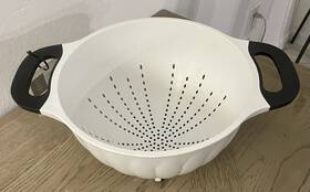 Kitchenaid 024131414246 - 5 Quart Colander White With Black Handles New Tags Kitchenaid 024131414246 - 5 Quart Colander White With Black Handles New Tags