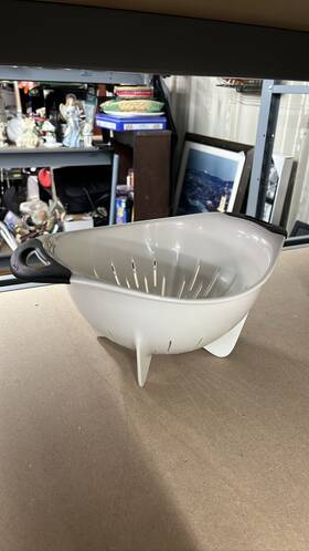 11283600 Oxo Good Grips 3 Quart Plastic Colander White Strainer Black Handles