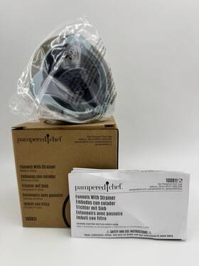 100911 Pampered Chef Nesting Funnels With Strainer 3 Sizes New In Box