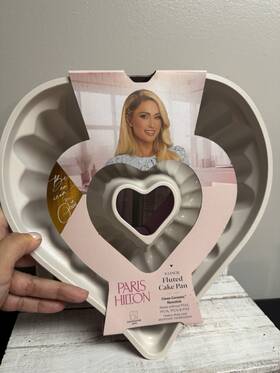 Paris Hilton B0c2srl9ry Heart Fluted Cake Pan Cast Aluminum Ceramic Nonstick 9-inch