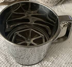 D-4726 Pearl Metal Flour Sifter Filter Sieve Auto Stainless Steel Cooking Hand Shaker F/s With Track#