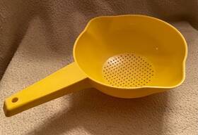 1200-2 Tupperware Vintage 1 Quart Yellow Colander Strainer Spouts And Handle Qt