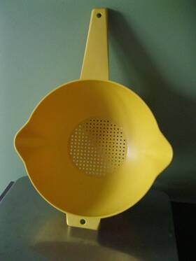 1523-1 Tupperware Yellow Plastic Colander/ Strainer 2 Quart Handle Spout Vintage