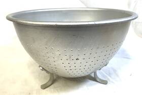 A-3123 Wear Ever Vintage Heavy Duty Aluminum Colander Strainer Footed
