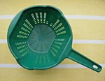 Vintage 8" Arrow #4 Green Plastic Handheld Colander Food Strainer Euc. Fixed Price $9.95.