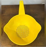 Vintage Tupperware Qt Strainer Colander With Handle Yellow #1200-2 Excellent. Fixed Price $10.97.