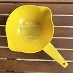 Vtg Tupperware #1200-4 Yellow Quart Strainer Colander Double Pour Spout Usa!. Fixed Price $16.99.