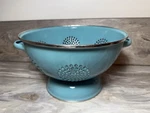 Gibson Home Stainless Steel Colander 5 Qt Teal Blue Great Condition. Fixed Price $20.00.