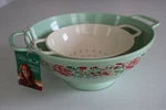 The Pioneer Woman 1 Qt 3 Plastic Colanders Set Of Two. Fixed Price $26.00.