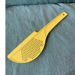 Rubbermaid Vintage Yellow Plastic Food Strainer/colander Half Moon Manual. Fixed Price $8.99.